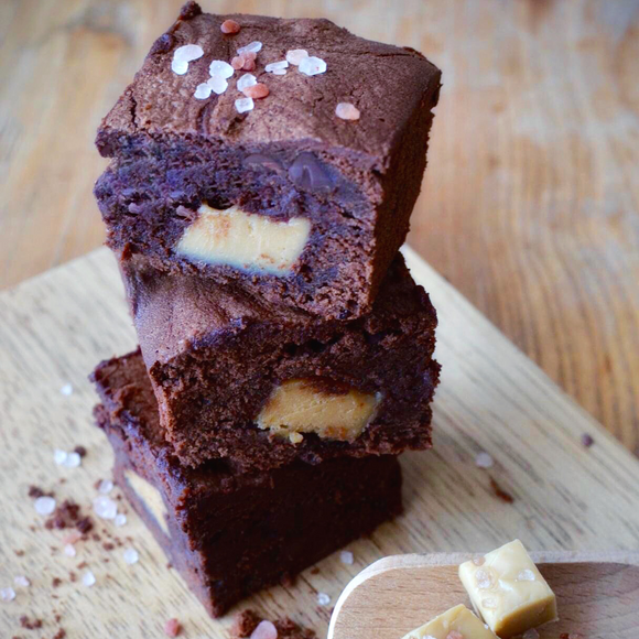 Box of 8 x salted caramel fudge brownies